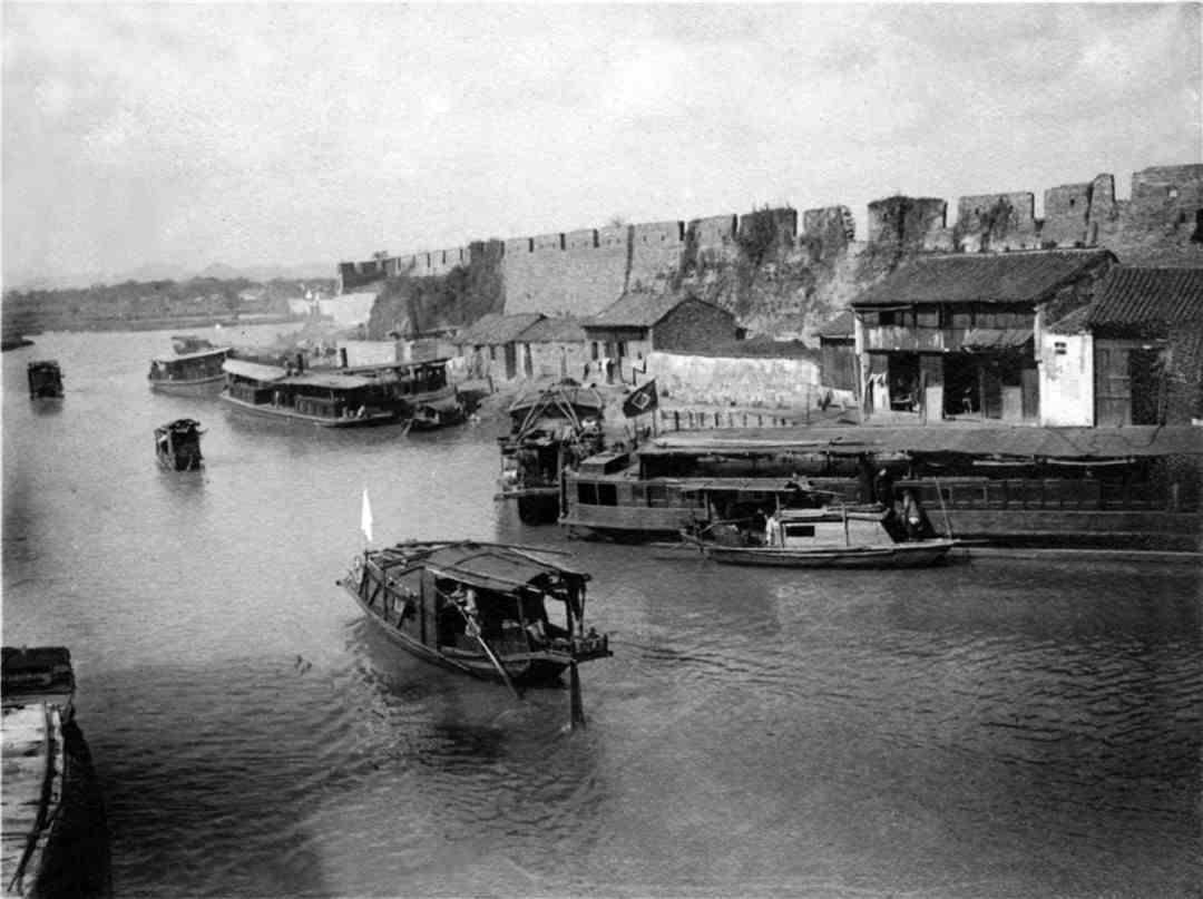 20世纪10年代，苏州环城河，轻舟过水的即景。